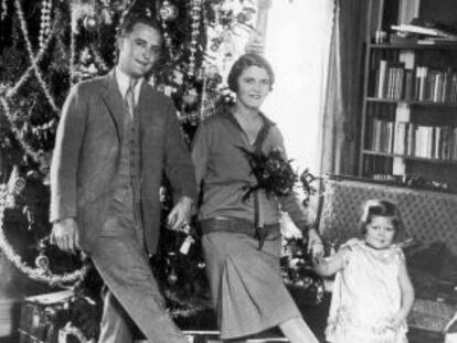 Frances Scott Fitzgerald, de la mano de sus padres, Zelda y Francis Scott Fitzgerald.