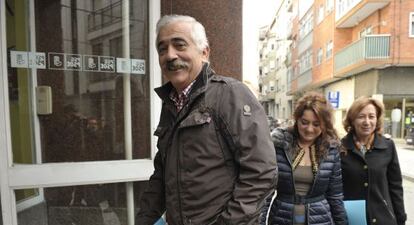 Los concejales a su llegada a la sede de partido