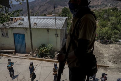 Bajo un sol cenital, los niños armados desfilan uno tras otro lanzando vivas a los huérfanos, a las viudas, a los pueblos originarios, al general Zapata: “¡Viva, viva, viva!”.