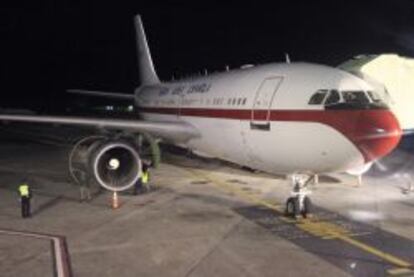 Los operarios trabajan en el avión Airbus A310 de la Fuerza Aerea española en el que la reina Sofía retornaba hoy a España desde Guatemala y que ha sufrido una avería durante una escala técnica en la República Dominicana.