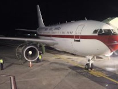 Los operarios trabajan en el avi&oacute;n Airbus A310 de la Fuerza Aerea espa&ntilde;ola en el que la reina Sof&iacute;a retornaba hoy a Espa&ntilde;a desde Guatemala y que ha sufrido una aver&iacute;a durante una escala t&eacute;cnica en la Rep&uacute;blica Dominicana. 