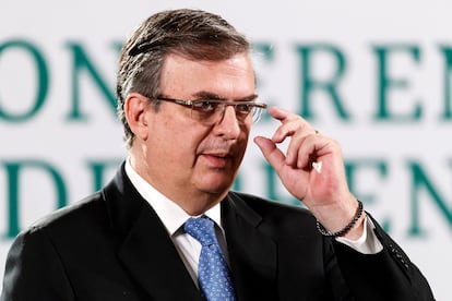 El canciller Marcelo Ebrard asiste a una conferencia de prensa matutina el 25 de mayo de 2021 en Palacio Nacional.