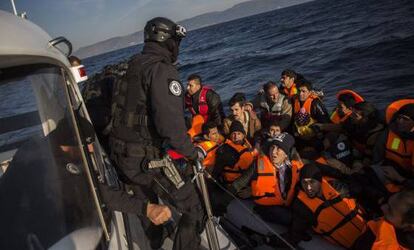 Miembros de Frontex rescatan a 56 personas de una patera. / Santi Palacios.