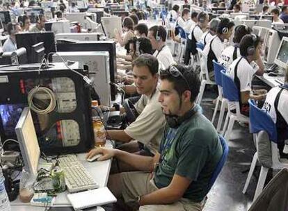 Varios internautas utilizan el ordenador en la feria de ocio digital Campus Party de Valencia.