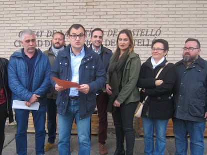 Jesús Merino, que ha caído como cabeza de la lista municipal, leyendo un comunicado en la puerta de la Ciudad de la Justicia de Castellón.