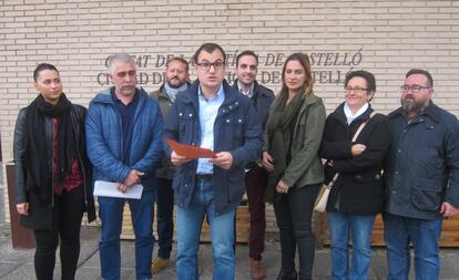 Jesús Merino, que ha caído como cabeza de la lista municipal, leyendo un comunicado en la puerta de la Ciudad de la Justicia de Castellón.