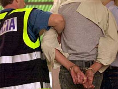 Uno de los tres detenidos, ayer, antes de ser conducido a la Audiencia Nacional.