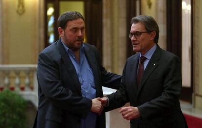 Artur Mas i Oriol Junqueras se saluden al Parlament despr&eacute;s de la reuni&oacute;. 