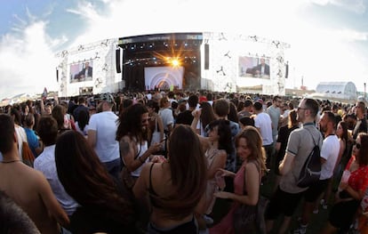 Los asistentes a la fiesta de bienvenida del festival Mad Cool 2019 disfrutan de la jornada de presentación del festival.