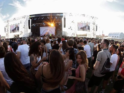 Los asistentes a la fiesta de bienvenida del festival Mad Cool 2019 disfrutan de la jornada de presentación del festival.