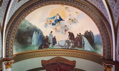 Mural de la Asunción de la Virgen pintado por Julio Romero de Torres en la bóveda del altar mayor de iglesia de piedra de la Asunción, en Porcuna (Jaén).