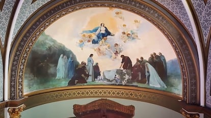 Mural de la Asunción de la Virgen pintado por Julio Romero de Torres en la bóveda del altar mayor de iglesia de piedra de la Asunción, en Porcuna (Jaén).