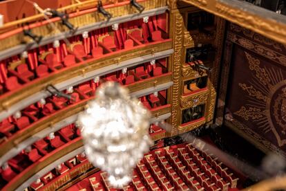 Detalle de la "joya" de la exposición, la maqueta del Teatro Español