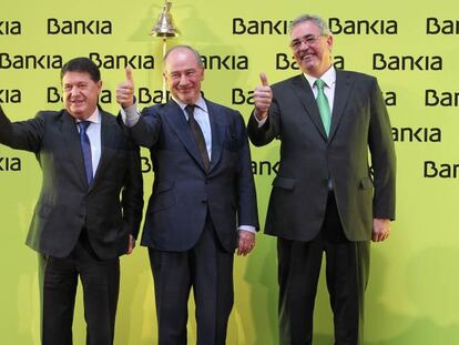 El exconsejero de Bankia José Luis Olivas, su expresidente Rodrigo Rato, y el que fuera consejero delegado, Francisco Verdú, en el acto de salida a Bolsa de Bankia.