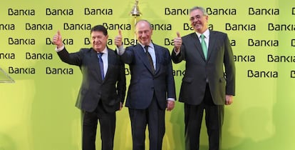 El exconsejero de Bankia José Luis Olivas, su expresidente Rodrigo Rato, y el que fuera consejero delegado, Francisco Verdú, en el acto de salida a Bolsa de Bankia.