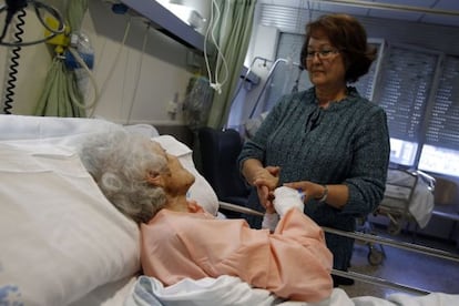 Maribel y su madre Antonia, ayer en una habitación del hospital La Paz.
