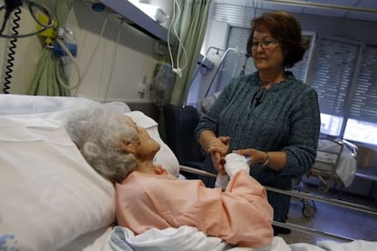 Maribel y su madre Antonia, ayer en una habitaci&oacute;n del hospital La Paz.