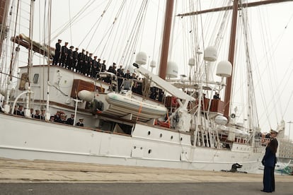 Los Reyes Felipe VI y Letizia, presiden el acto de despedida del buque escuela Juan Sebastin de Elcano, este sbado en el puerto de Cdiz. 