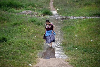 Una mujer indígena atraviesa un camino para poder llegar a una mesa electoral durante las elecciones en Santa Cruz Chinautla, Guatemala.