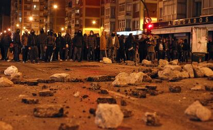 Un grupo de personas cortan la calle llena de escombros y piedras la noche del lunes.