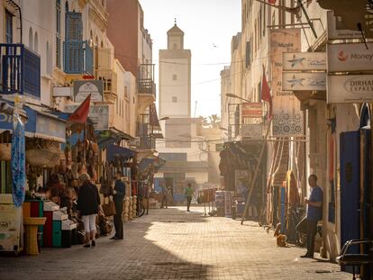 Calle en el centro de Essaouira, uno de los destinos más turísticos de Marruecos.