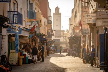 Una de las calles de la medina de Esauira, con el minarete de la mezquita de Sidi Ahmed al fondo. 