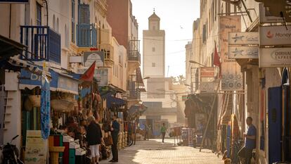 Calle en el centro de Essaouira, uno de los destinos más turísticos de Marruecos.
