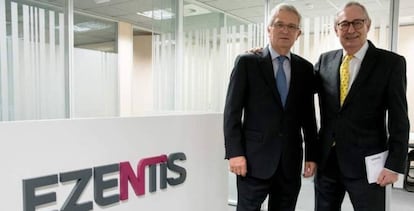 Guillermo Fernández-Vidal, presidente de Ezentis, y Luis Solana, su antecesor.