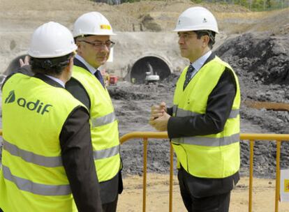 El lehendakari (a la derecha) habla con el ministro de Fomento durante su visita a las obras de la <i>Y</i> en Álava.