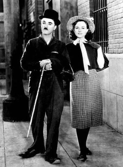 Charles Chaplin y Paulette Goddard, en <i>Tiempos modernos. </i>