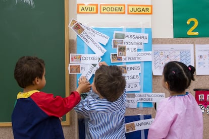 Varios niños de tres años en una clase de catalán de un colegio público de Barcelona.