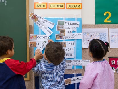 Niños y letreros en catalán en un aula P3.