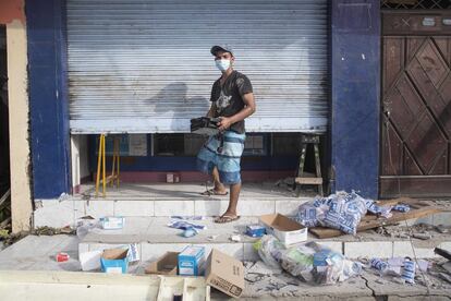 Jimmy Solórzano. 20 años. Perdió el negocio familiar, una farmacia, pero todos sus parientes salieron bien librados. “Tragedia, pena, dolor, rabia es lo que siento. Necesitamos alimento, comida, agua”, dice mientras saca toda la medicina útil para ayudar a los más necesitados.