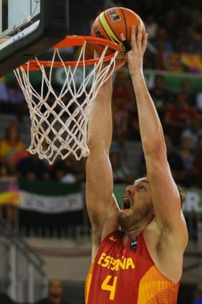 Pau Gasol anota una canasta durante el Mundial.