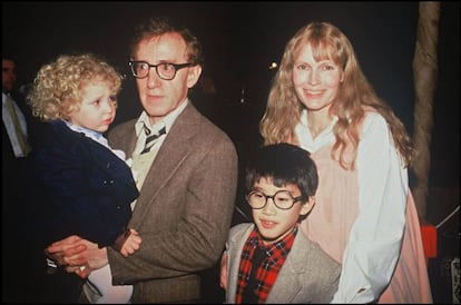 Woody Allen y Mia Farrow junto a dos de sus hijos, Dylan y Moses.