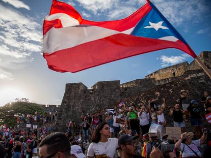 Manifestantes protestan contra el gobierno de Ricardo Roselló en San Juan (Puerto Rico), en 2019.