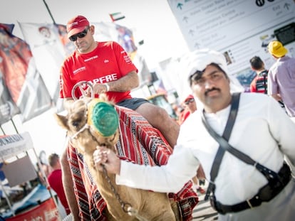 Xabi Fern&aacute;ndez, a lomos de un camello en Abu Dabi.
