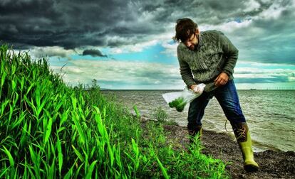 O chef René Redzepi colhe temperos na Dinamarca.