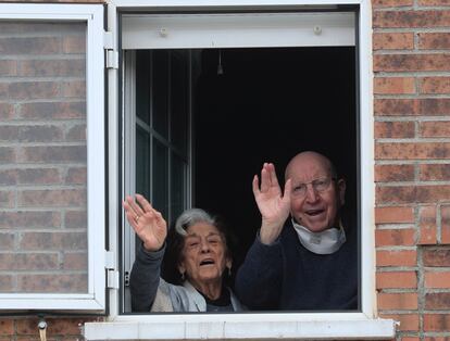 José y Guadalupe, pareja recuperada de la Covid-19, en su casa de Villanueva De la Torre, Guadalajara, el 5 de abril.