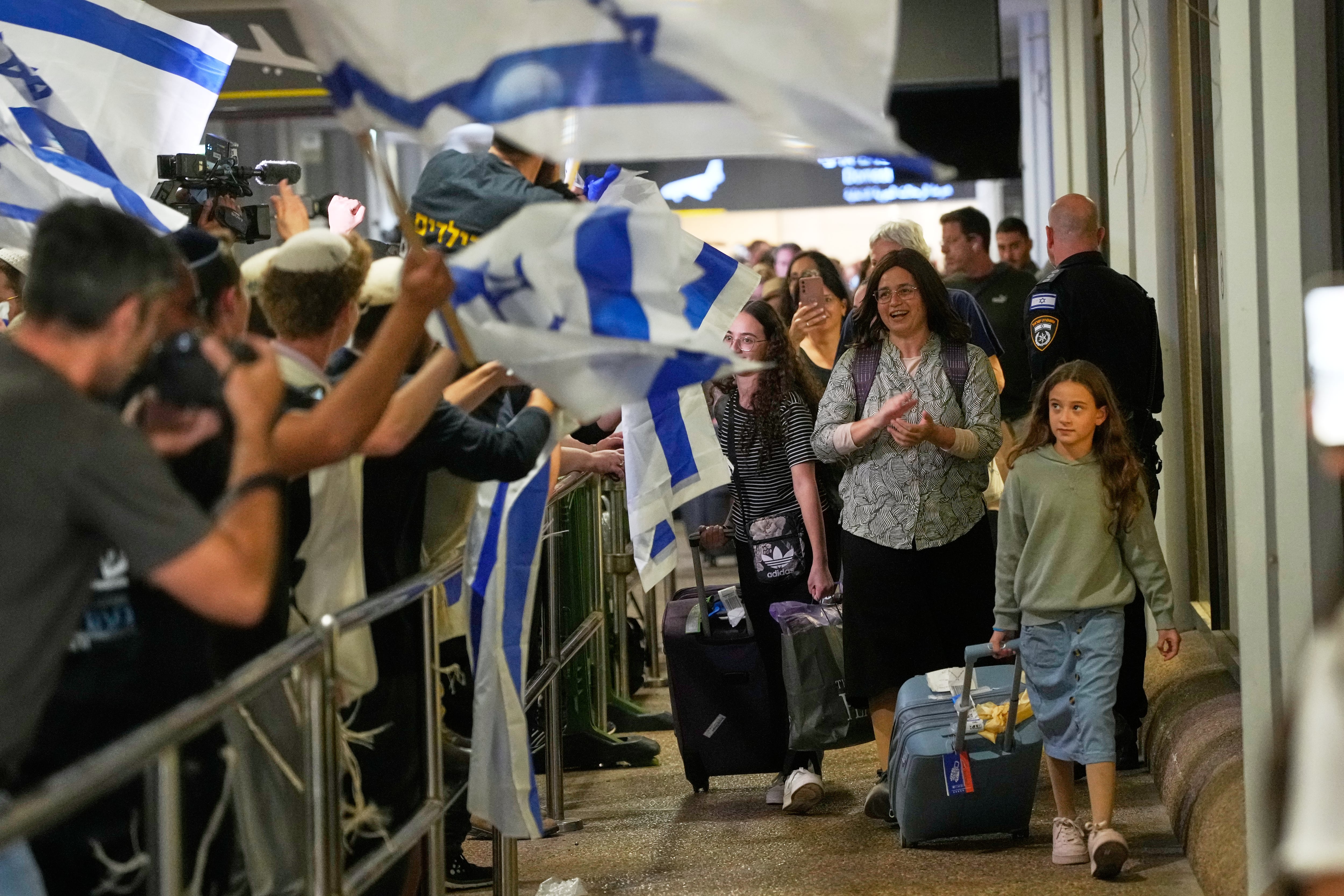 Pánico a bordo del vuelo FZ1073 con destino a Tel Aviv: “Acabamos de neutralizar al terrorista. Necesitamos ayuda”