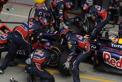 El piloto Sebastien Vettel durante un retraso en la colocación de la rueda trasera izquierda que le costó perder alrededor de 8 segundo respecto a Fernando Alonso