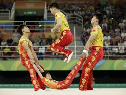 Os chineses Li Zheng, Rui Liuming, Zhang Teng e Zhou Jiahuai se apresentam na festa, uma tradição em olimpíadas.