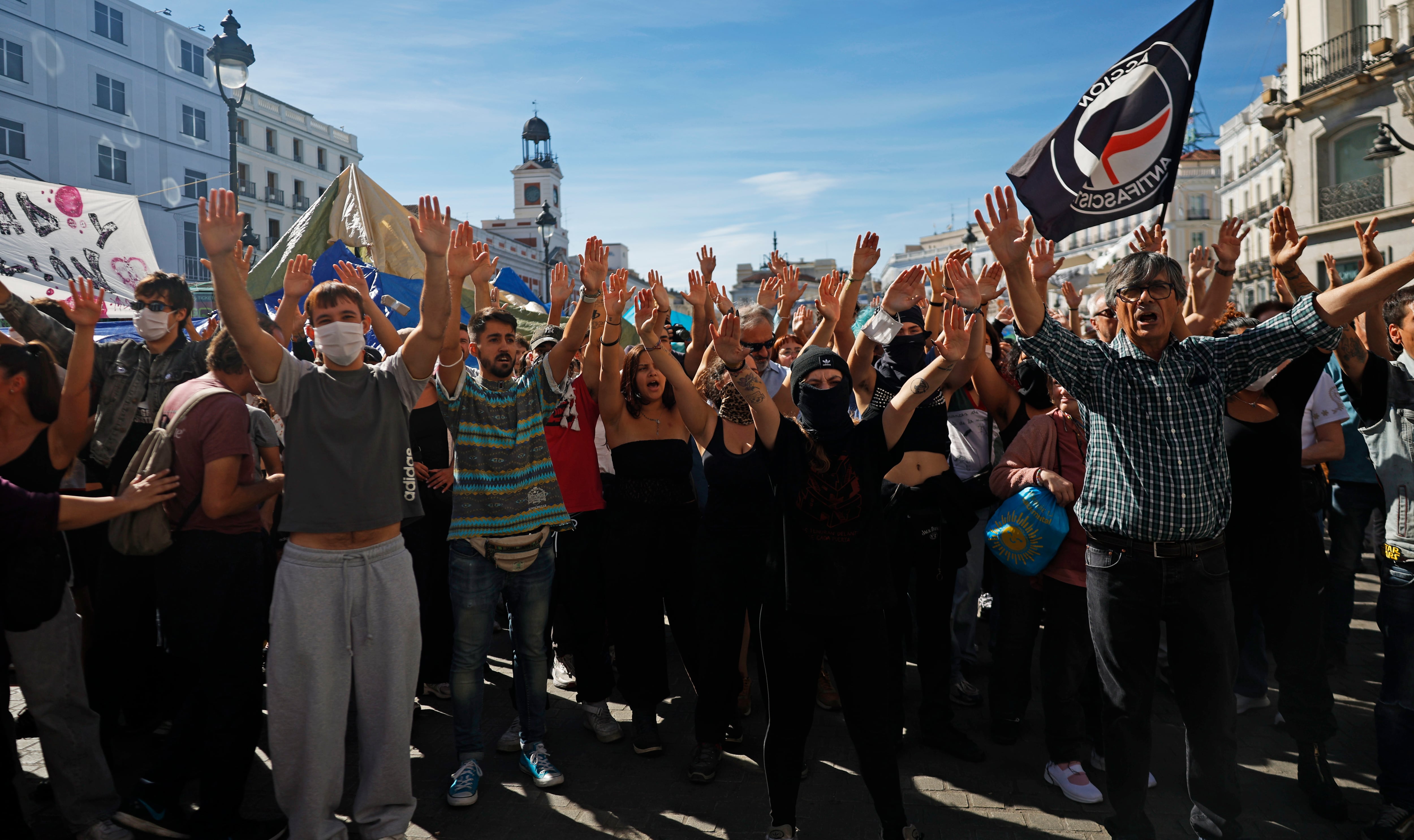 Momentos de tensión en la Puerta del Sol cuando varios manifestantes con banderas de España se acercaron al campamento el 12 de octubre de 2026. 