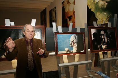Vittorio Storaro posa ante varias piezas de la exposición <i>Escribir con la luz,</i> ayer, en la Sala Kubo de San Sebastián.