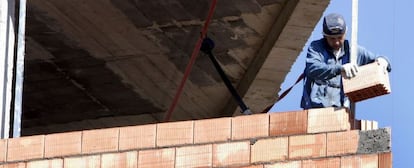 Un obrero trabaja en la construcci&oacute;n de una vivienda.