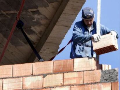 Un obrero trabaja en la construcci&oacute;n de una vivienda.