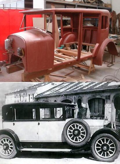 Recuperación en un taller del polígono de Sabón (Arteixo) del primer automóvil que se fabricó en Galicia. Un De Dion-Bouton en la factoría de Barro-Chavín en Viveiro.