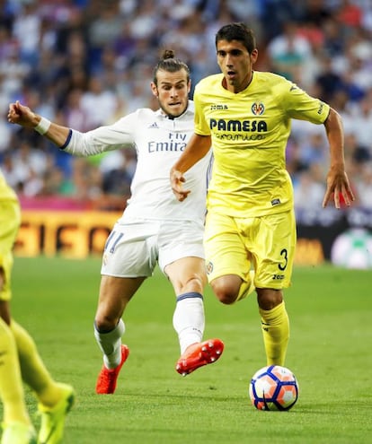 El centrocampista galés del Real Madrid Gareth Bale (i) disputa un balón con el defensa del Villarreal José Ángel Mateo.