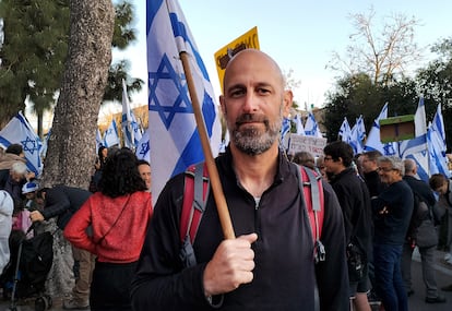 Damián Yoffe, en el escrache al domicilio del ministro de Economía, Nir Barkat, en Jerusalén, el jueves.