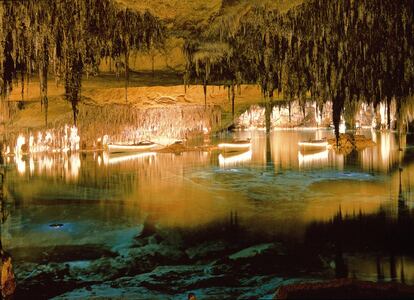 Las cuevas del Drach, en el municipio mallorquín de Manacor, son un conjunto de cuatro grutas (Cova Negra, Cova Blanca, Cova de Lluis Salvador y Cova dels Francesos) conectadas entre sí que se extienden hasta una profundidad de 25 metros. Alojan un gran lago subterráneo, el Llac Martel, de unos 115 metros de longitud, que se puede recorrer en barca al finalizar los conciertos de música clásica que se ofrecen en el interior del complejo cavernario. Más información en <a href="http://www.cuevasdeldrach.com/" target="">cuevasdeldrach.com</a>